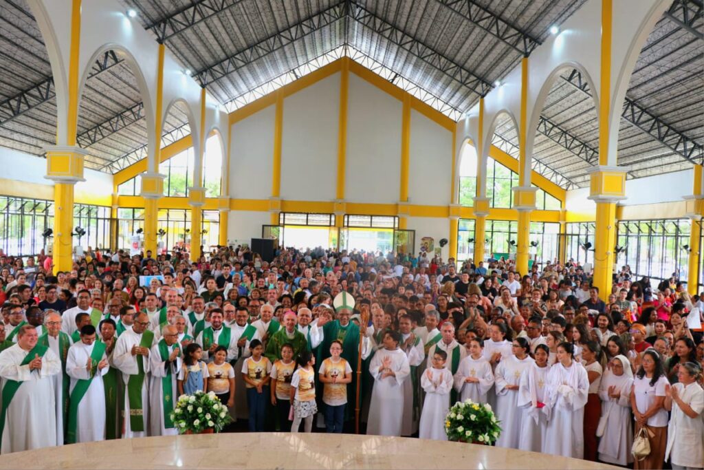 Dom Antônio, dom Pedro, padres, diáconos, religiosos e religiosas, bem como o povo de Deus presente na catedral.